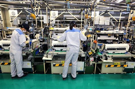 滋賀県 工場 求人 と 未来の製造業の可能性